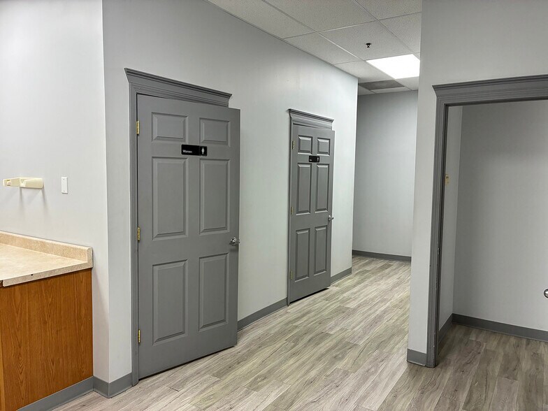 More Photos Of 4800-4820 Poplar Place Dr, Louisville Showroom For Lease