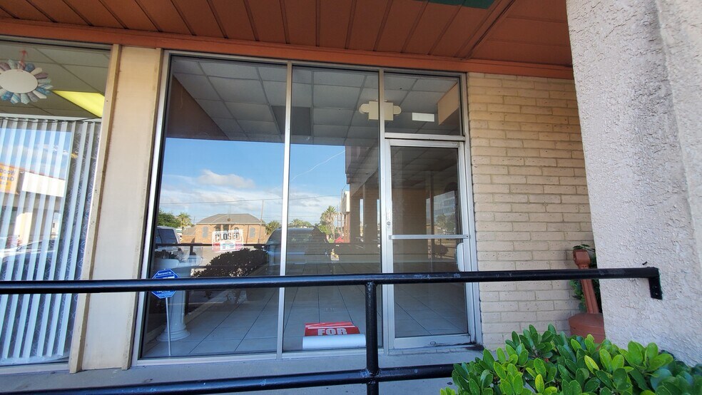 More Photos Of 2115 61st St, Galveston Storefront Retail Office For Lease