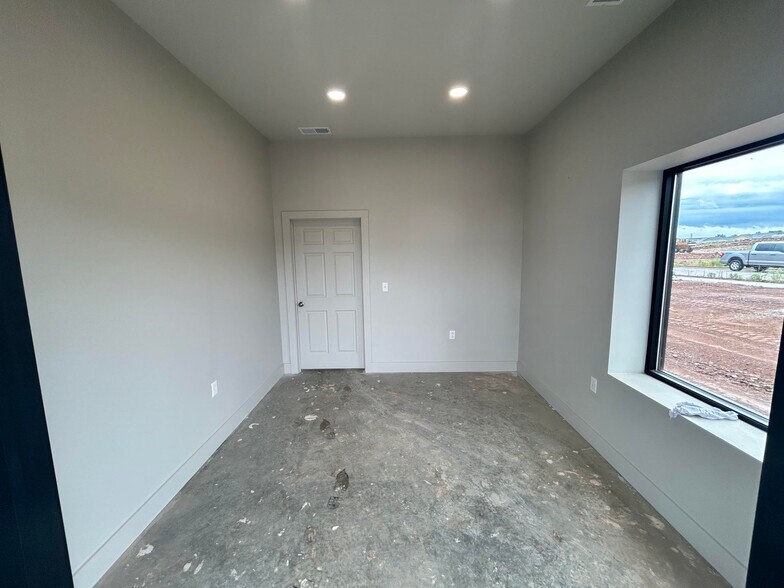 More Photos Of 1590 James Stewart Lane, Bowling Green Flex For Sale