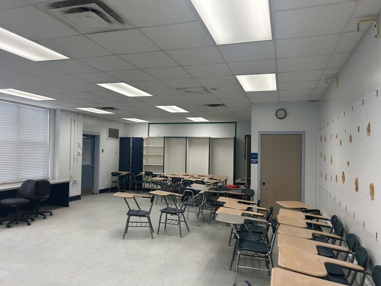 More Photos Of 101 S Prospect St, Crescent City Flex For Sale