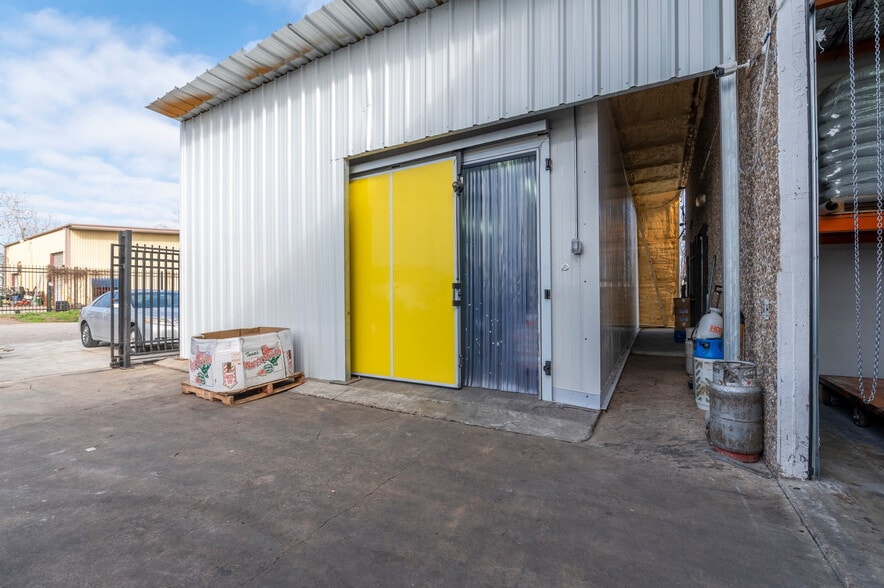 More Photos Of 7414 Domino Ln, Houston Light Distribution For Sale