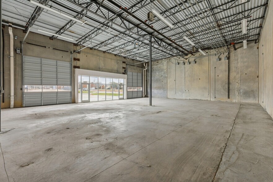 More Photos Of 550 W Round Grove Rd, Lewisville Showroom For Lease