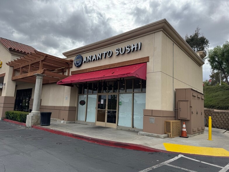 Primary Photo Of 25708-25712 The Old Rd, Valencia Restaurant For Lease