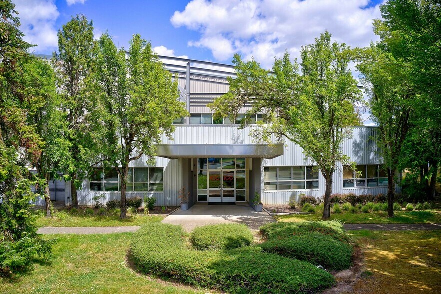 More Photos Of 390 S Redwood St, Canby Manufacturing For Lease