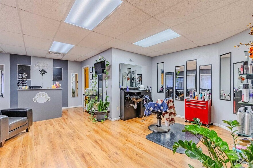 More Photos Of 215 Market St, Lake Park Office For Sale