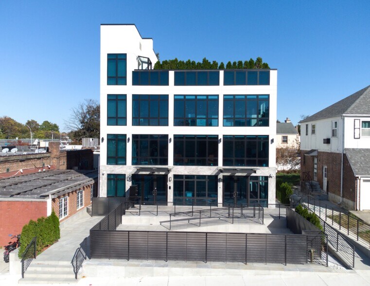 Primary Photo Of 8015 188th St, Hollis Medical For Lease