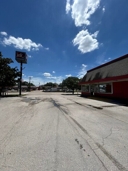 More Photos Of 3908 Bellaire Blvd, Houston Fast Food For Lease