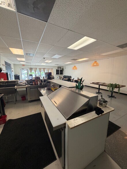 More Photos Of 9300 W 87th St, Overland Park Unknown For Lease