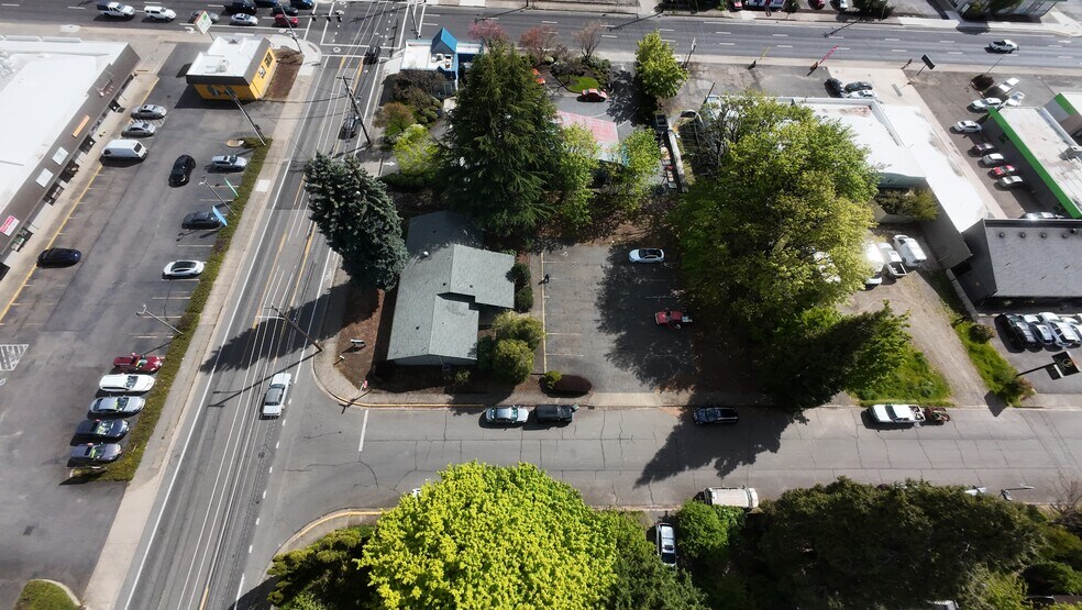 Primary Photo Of 1060 Chambers St, Eugene Medical For Sale