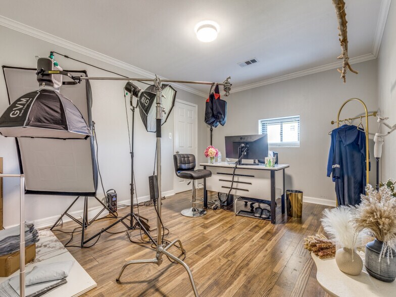 More Photos Of 10711 Hidden Lake Ln, Richmond Distribution For Sale