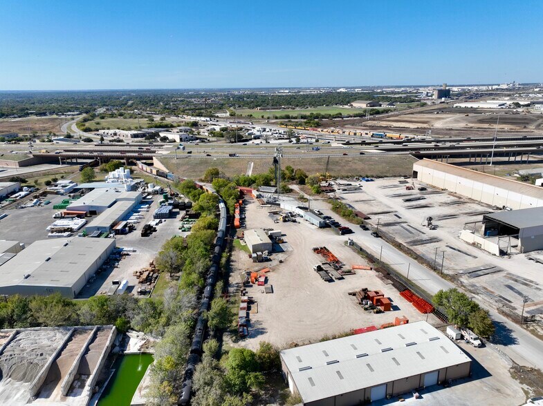 More Photos Of 2420 NE 35th St, Fort Worth Service For Lease