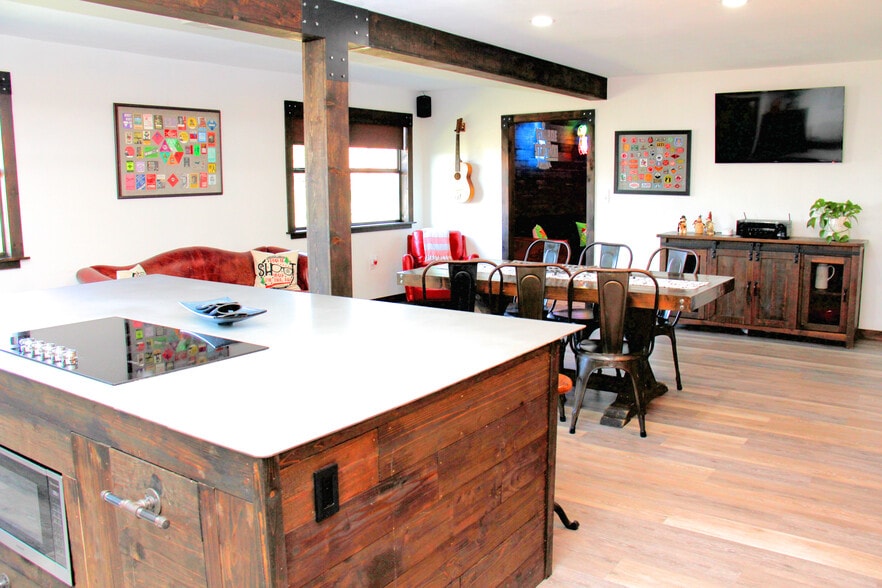 More Photos Of 98 Avenue A, Conroe General Retail For Lease