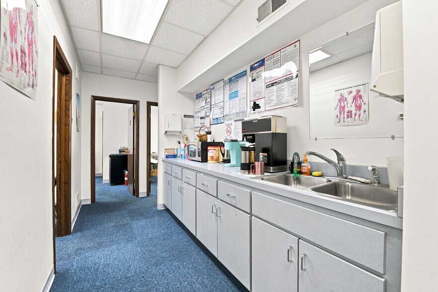 More Photos Of 4647 W 103 St, Oak Lawn Medical For Sale