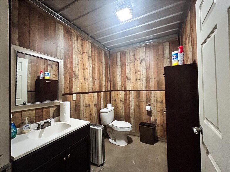 More Photos Of 300 N 14th St, Clinton Specialty For Sale