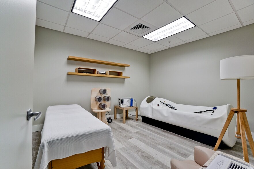 More Photos Of 2170 Main St, Sarasota Loft Creative Space For Sale