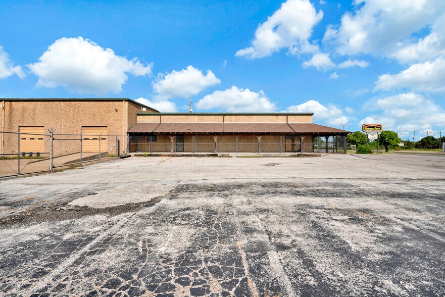 More Photos Of 2224 E Lancaster Ave, Fort Worth Warehouse For Lease