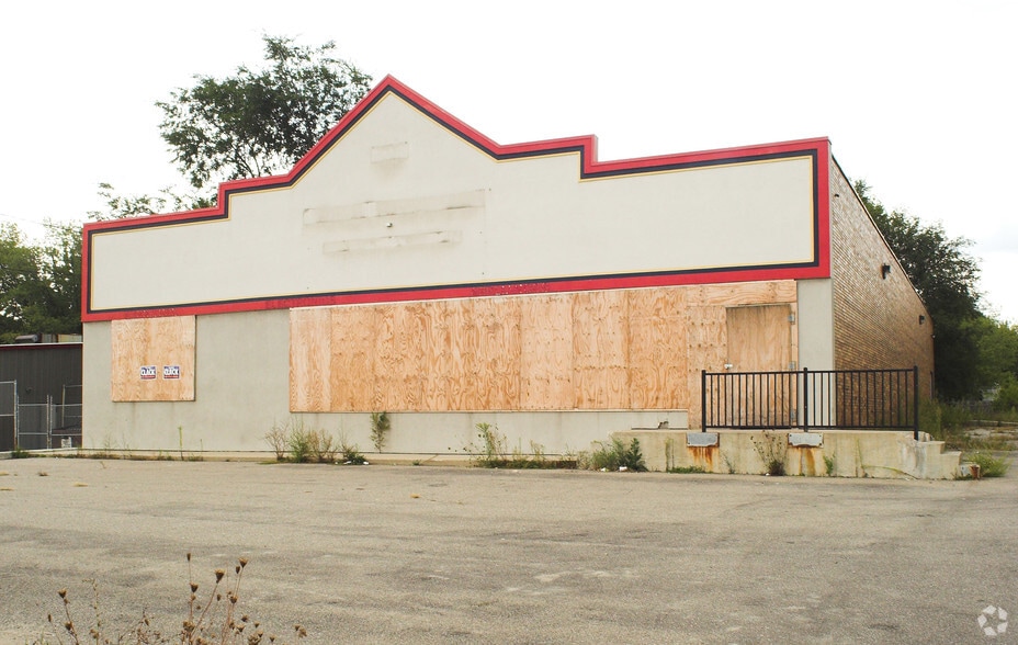 More Photos Of 2913 S Dort Hwy, Flint Freestanding For Sale