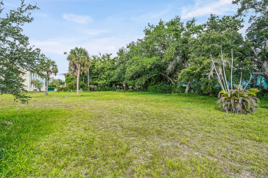 More Photos Of 725 12th St, Vero Beach Auto Repair For Sale