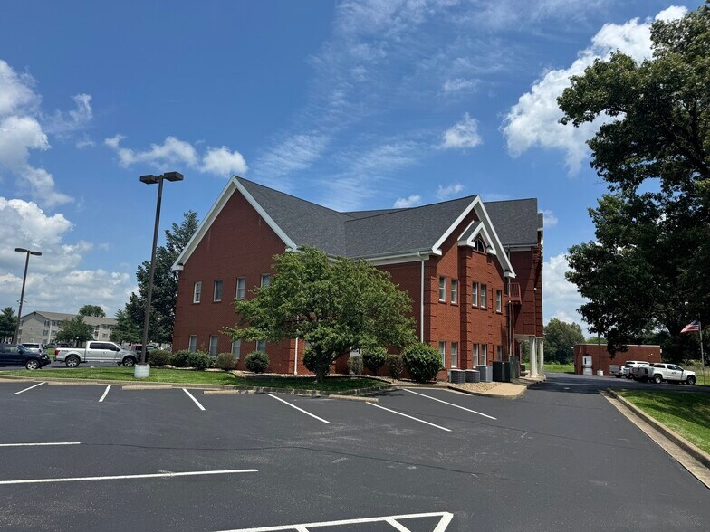More Photos Of 4929 Riverwind Pointe Dr, Evansville Office For Sale
