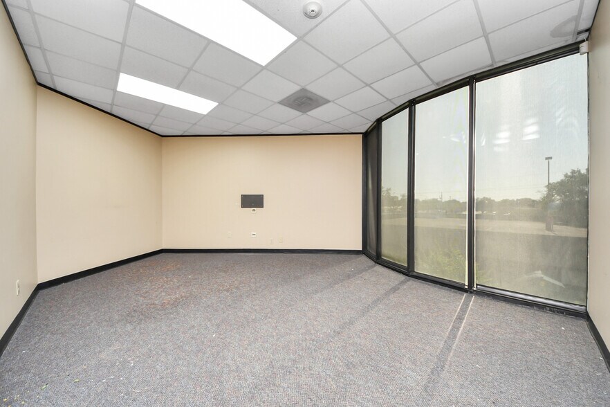 More Photos Of 6100 Corporate Dr, Houston Office For Sale