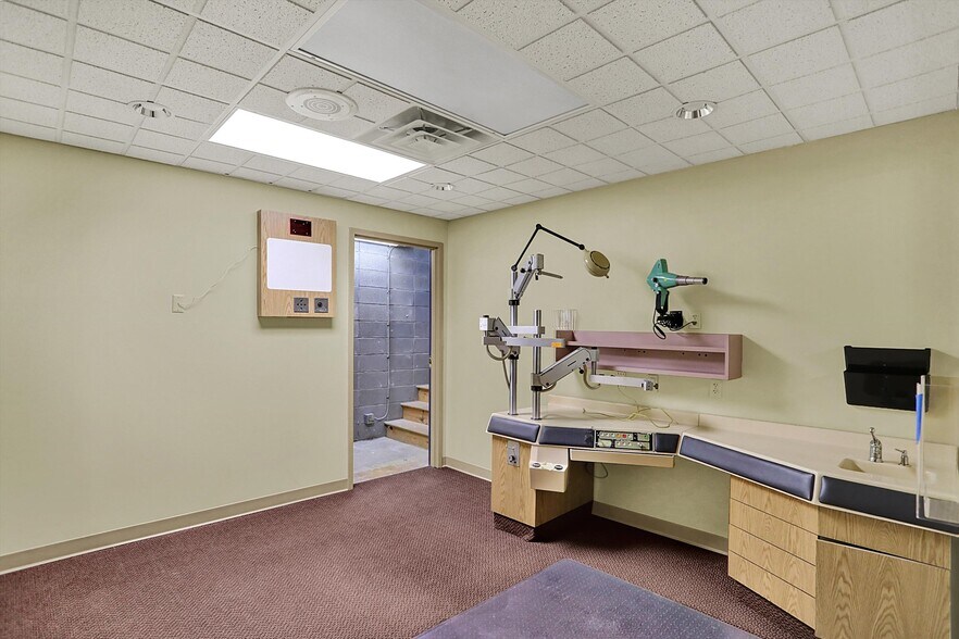 More Photos Of 711 W Gardner Dr, Marion Medical For Sale