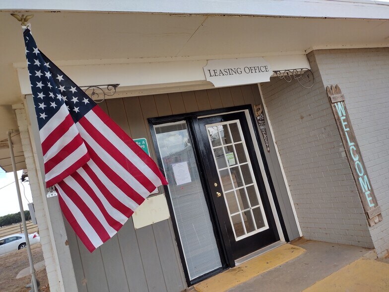 More Photos Of 2300 S 8th St, Lamesa Apartments For Sale