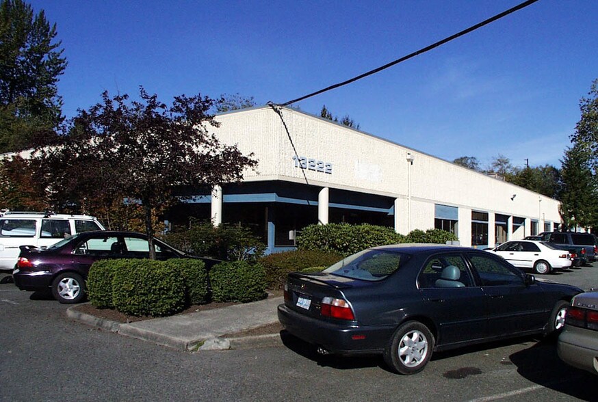 Primary Photo Of 13222-13228 SE 30th St, Bellevue Showroom For Lease