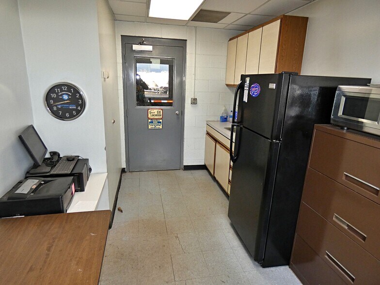 More Photos Of 70 N Gates Ave, Buffalo Truck Terminal For Lease
