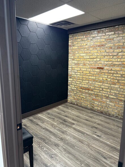 More Photos Of 4042-4044 N Elston Ave, Chicago Storefront Retail Office For Lease