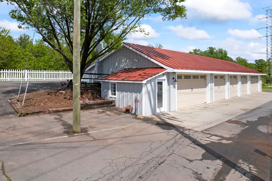 More Photos Of 20704 Ashburn Rd, Ashburn Unknown For Lease