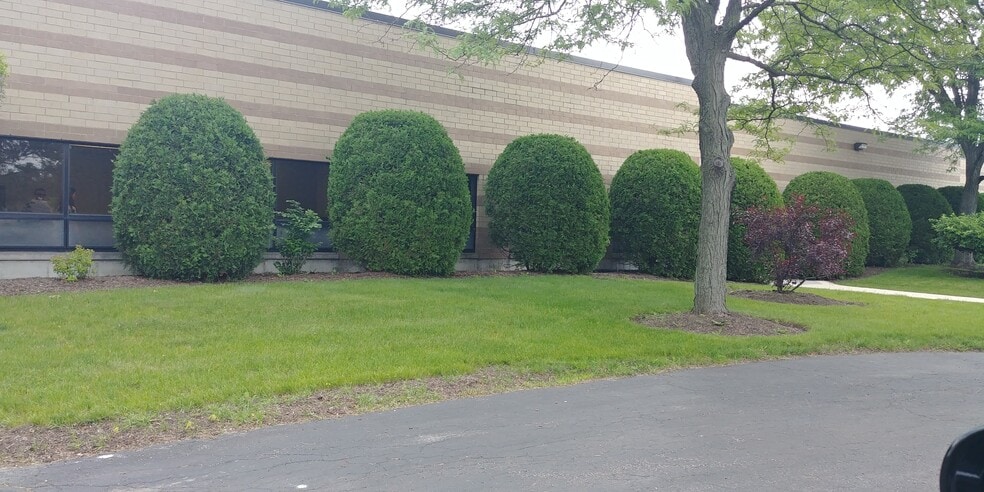 More Photos Of 25781 N Hillview Ct, Mundelein Light Manufacturing For Sale