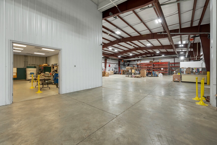 More Photos Of 1725 Suburban Dr, De Pere Manufacturing For Sale