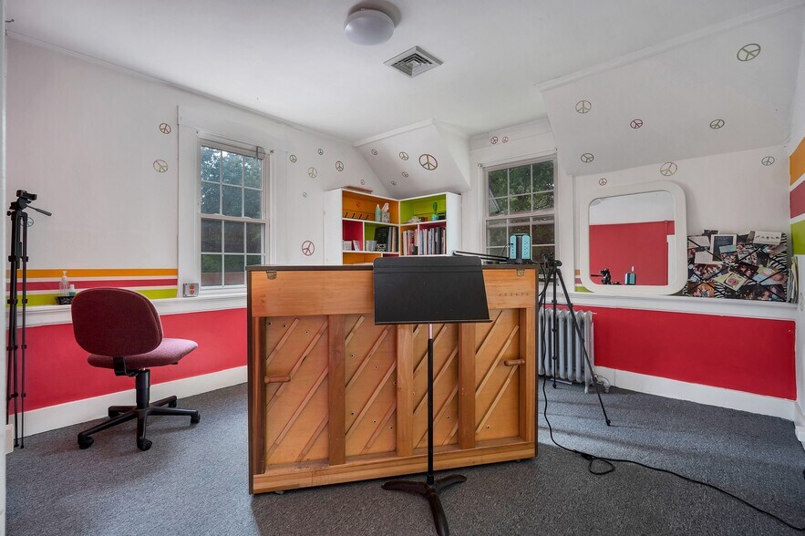 More Photos Of 2024 E Main St, Waterbury Office Residential For Sale