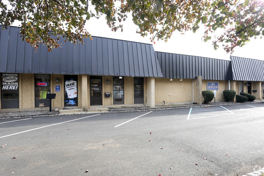 More Photos Of 420-532 Lincoln Blvd, Middlesex Light Manufacturing For Lease