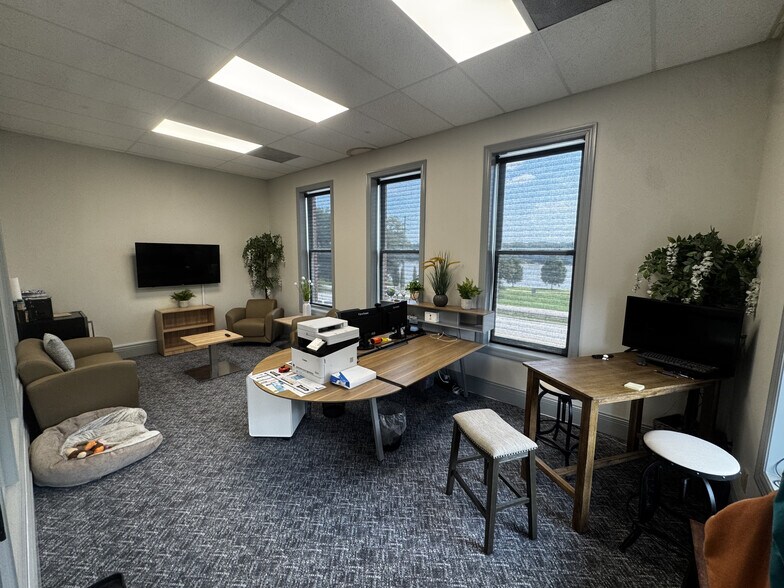 More Photos Of 136 S Main St, Saint Charles Storefront Retail Office For Lease