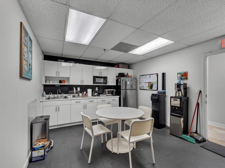 More Photos Of 8299 NW 30th Ter, Doral Warehouse For Lease