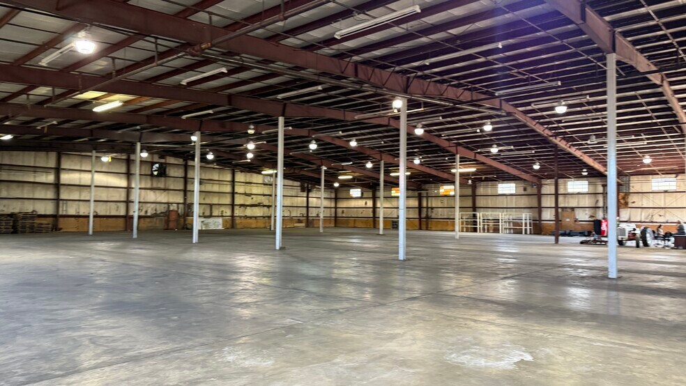 More Photos Of 306 Rogers St, Barnesville Warehouse For Lease