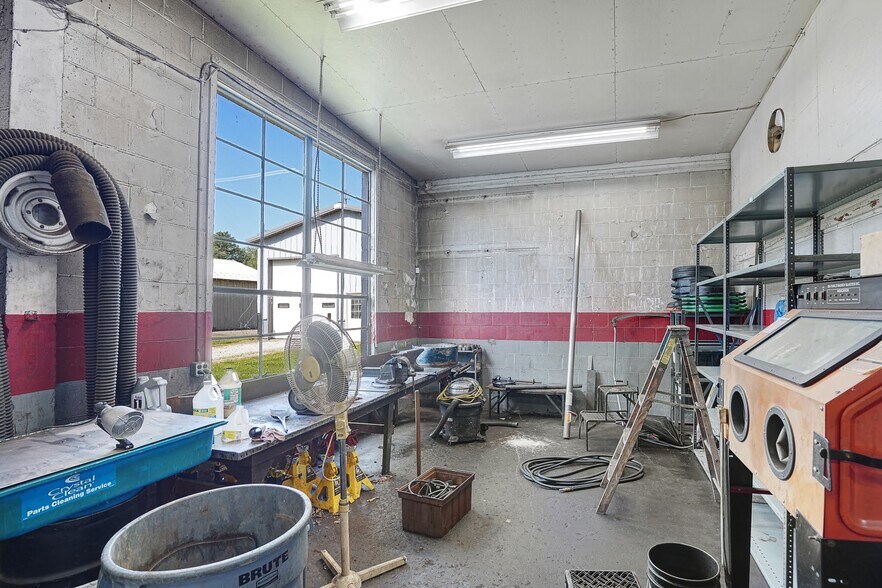 More Photos Of 1955 N Main St, Sheffield Auto Repair For Sale