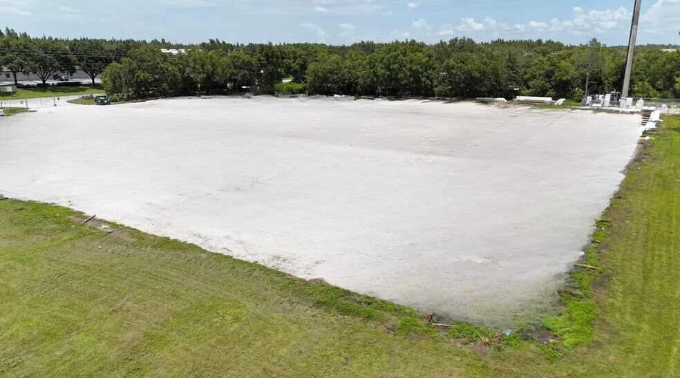 More Photos Of 5050 Gateway Blvd, Lakeland Distribution For Lease