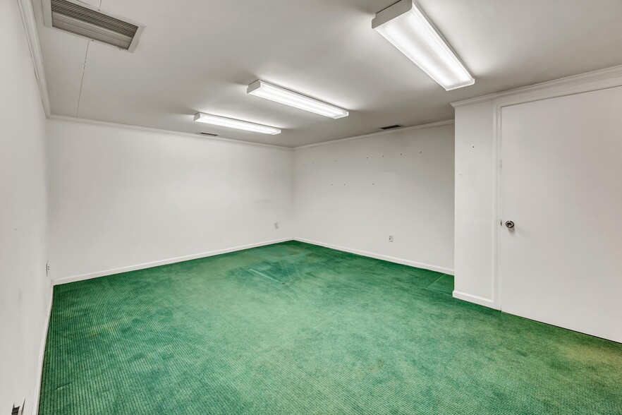 More Photos Of 50 S End Plz, New Milford Light Distribution For Sale
