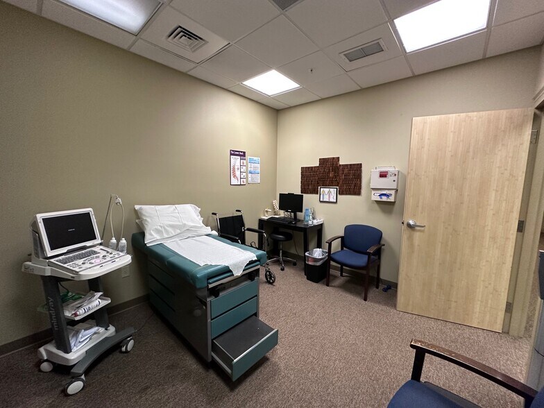 More Photos Of 842 Sunset Lake Blvd, Venice Medical For Lease