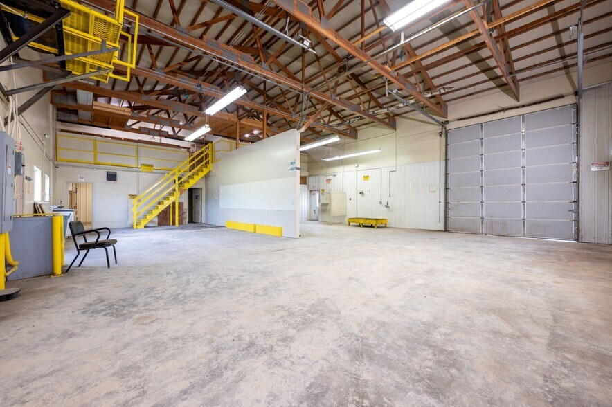 More Photos Of 701 N K Ave, Vinton Industrial For Sale