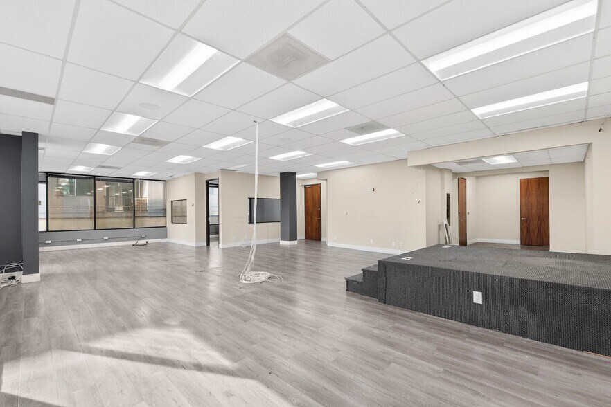 More Photos Of 14546 Hamlin St, Van Nuys Office For Lease