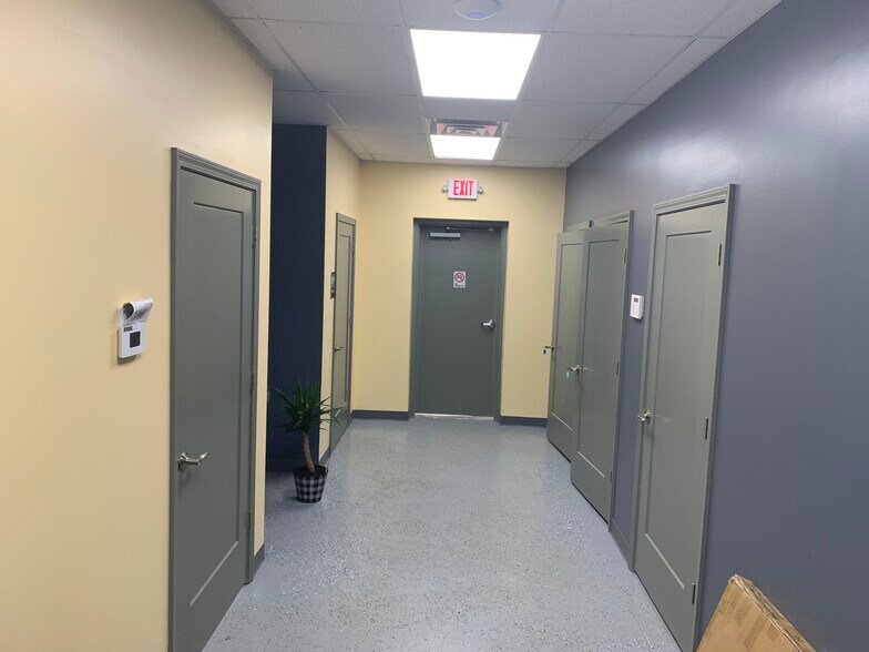 More Photos Of 4255 Roosevelt Hwy, Atlanta Manufacturing For Lease