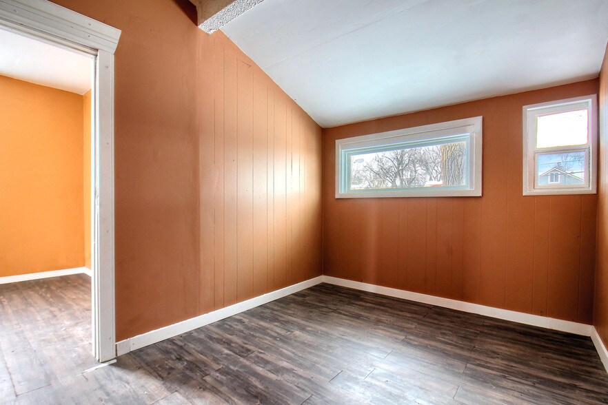 More Photos Of 2555 Sheridan Blvd, Edgewater Storefront Retail Office For Sale