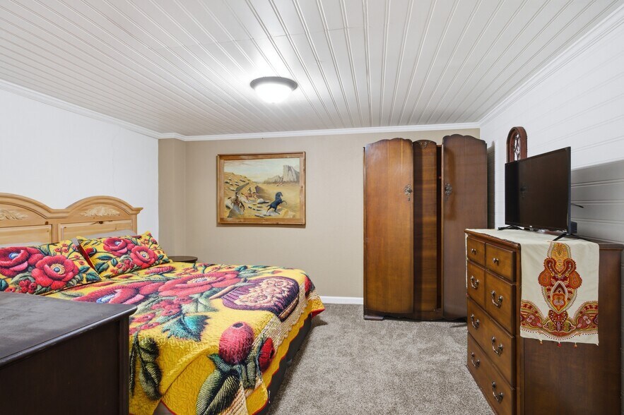 More Photos Of 10 S Side Sq, Cooper Freestanding For Sale