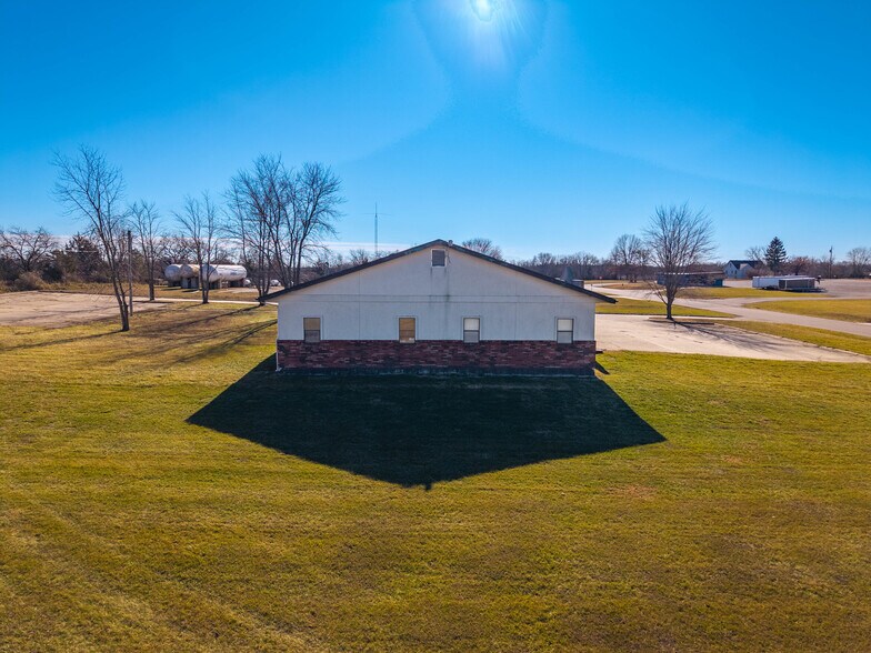 More Photos Of 604 Industrial Park Dr, Eldon Office For Sale