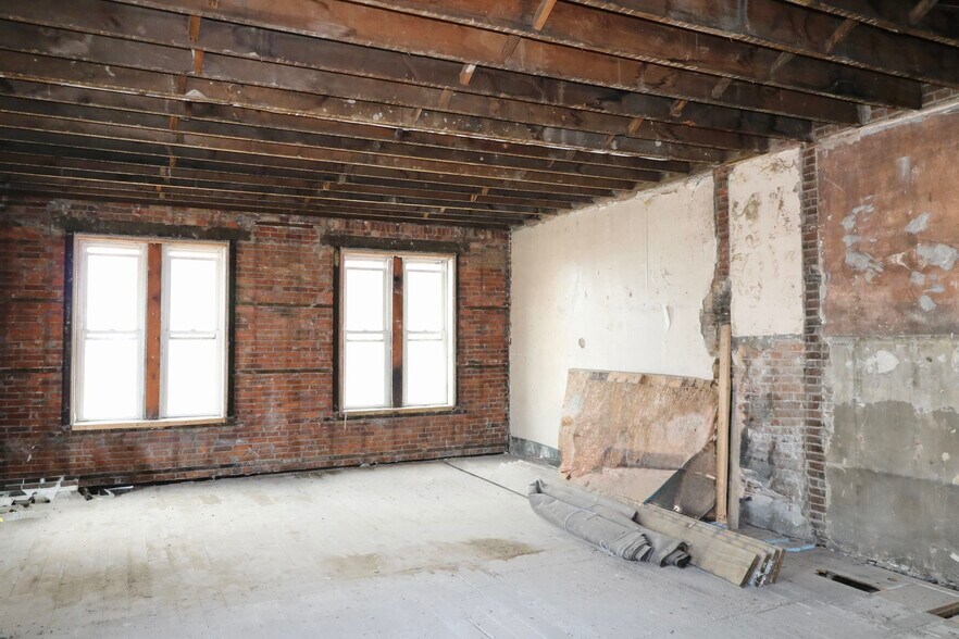 More Photos Of 1097 Jackson St, Dubuque General Retail For Sale