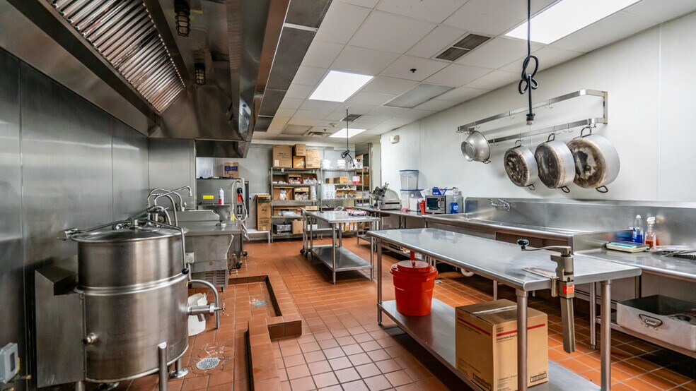 More Photos Of 4004 Gardiner Point Dr, Louisville Dormitory For Sale