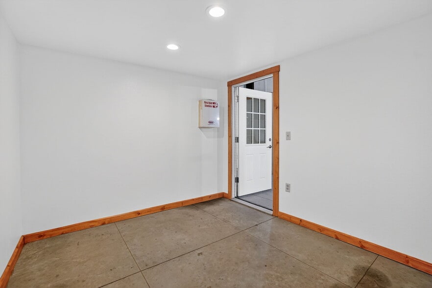 More Photos Of 1317 County Rd 114 rd, Midland Warehouse For Sale